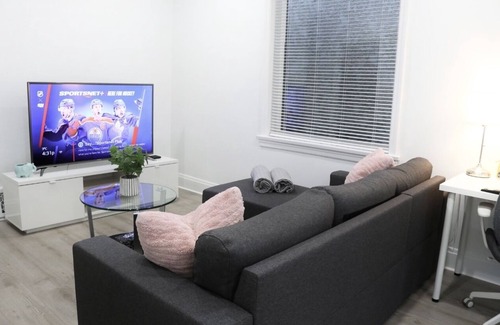 St. James House | Cozy 3BR near Airport/DTown/Mall