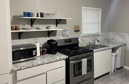 Vernon House | Cozy 3BR Near Restaurants & Shopping Area