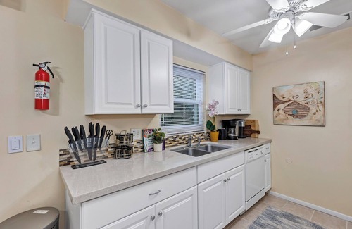 Sanford House | Cozy 4/3, Patio, King Bed, Bunk Room + Water Park!