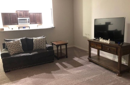 Mustang House | Cozy-4 BDRM near Airport FAA Outlet Malls