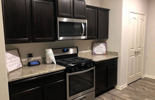 Mustang House | Cozy-4 BDRM near Airport FAA Outlet Malls
