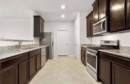 Mustang House | Cozy-4 BDRM near Airport FAA Outlet Malls