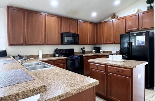 Veranda Palms House | Cozy 4 Bed 3 Bath Pool Home with Game Room-4450NP