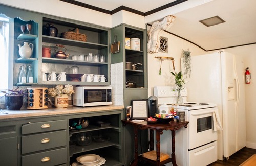 Peru Cottage | COZY 4 BEDROOM COTTAGE near Peru-NEXT TO Cafe & Vintage Market Place