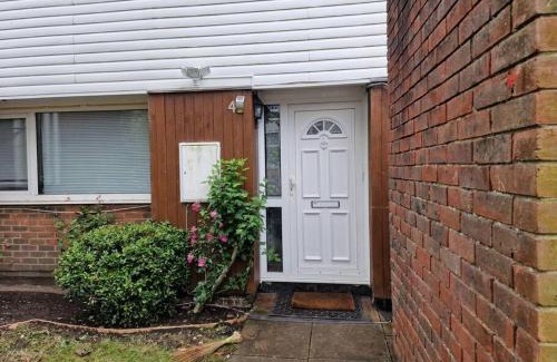 West Byfleet Villa | Cozy 4-Bedroom Family Getaway