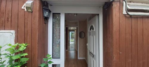 West Byfleet Villa | Cozy 4-Bedroom Family Getaway