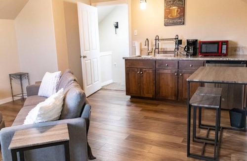 Prosser House | Cozy 4 Bedroom Home / Dual Masters / Living Rooms in Wine Country!