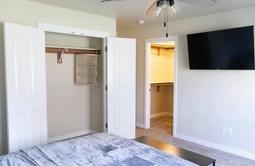 Prosser House | Cozy 4 Bedroom Home / Dual Masters / Living Rooms in Wine Country!
