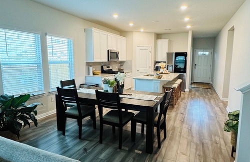 Manor House | Cozy 4-bedroom house in Austin’s backyard!With a community pool and gym!