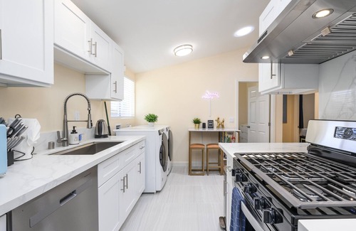 Fullerton House | Cozy 4 Bedroom Near to Disney + Arcade & Games!