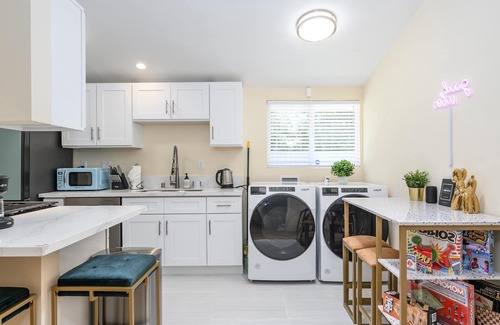 Fullerton House | Cozy 4 Bedroom Near to Disney + Arcade & Games!