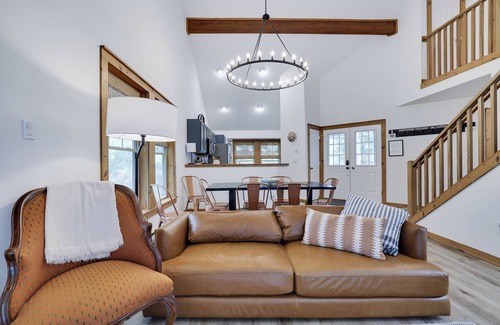 Tannersville House | Cozy 4-bedroom townhome with Hot Tub, BBQ Outdoor & Dine, Camelback Mountain
