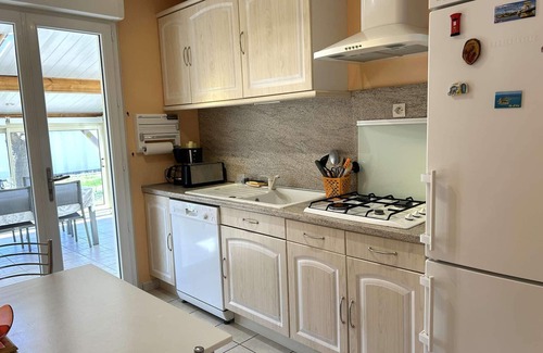 Le Fenouiller House | Cozy 4-room House, Sleeps 6, Near St Gilles Croix de Vie, with Garden & Veranda