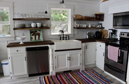 Gravenhurst Cottage | Cozy 4 Season Cottage stunning sunsets on Sparrow Lake!(Pet friendly)New Hot Tub