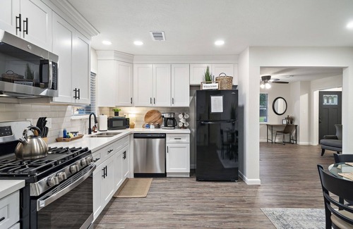 Baytown House | Cozy 4BR Baytown House: Perfect for Families!
