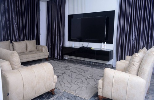 Abuja House | Cozy 5-Bedroom Terrace with garden view in Abuja