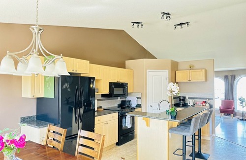 Hinton House | Cozy 6 bedrooms single house with A&C