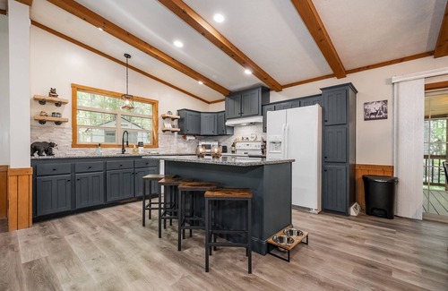 McHenry House | ✩ Cozy 9-Sleeper, Private Hot Tub, Prime Location ✩