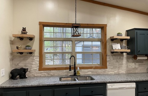 McHenry House | ✩ Cozy 9-Sleeper, Private Hot Tub, Prime Location ✩