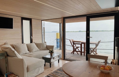 Plaue Boat Rental | Cozy and romantic houseboat in a prime location with fireplace and sauna.
