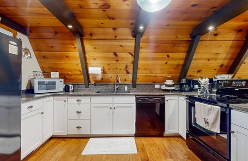 Flat Hollow Marina House | Cozy A-frame home with fire pit, deck, pickleball court, and covered boat slip