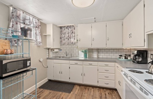 Old Town West Apartment | Cozy Abode on Mountain Ave – Walk to Old Town!