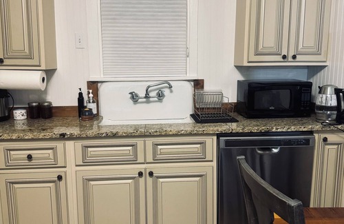 Cle Elum House | Cozy, AC, easy highway access. 1-Bedroom home near cafes and shops!