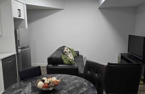 Calgary Apartment | Cozy Airport Retreat | 2BR Suite Near Shops/Malls & Parks
