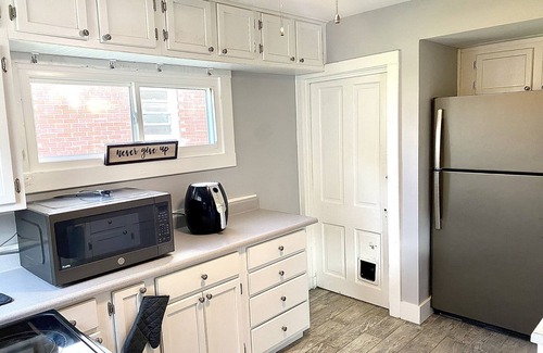 Alton Apartment | Cozy Alton Apartment. Quiet Neighborhood, but close enough to a lot of fun!