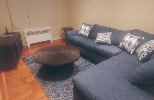 Williamsbridge House | Cozy Ambience is close to Pelham Park, Bay Plaza Mall, Dave and Buster,