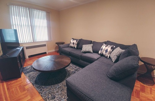 Williamsbridge House | Cozy Ambience is close to Pelham Park, Bay Plaza Mall, Dave and Buster,