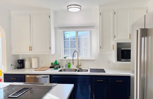 Kent House | Cozy and bright 4-bedroom cottage in Renton