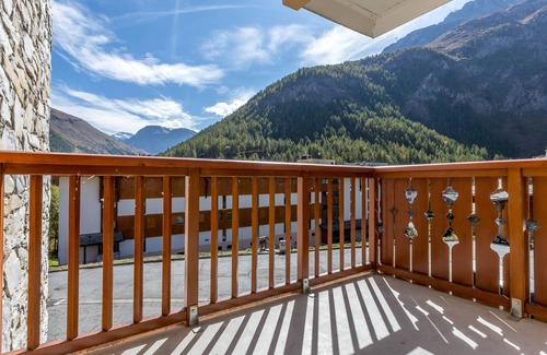 Le Cret Apartment | Cozy and Comfortable Apartment with South Balcony in Val-d'Isère