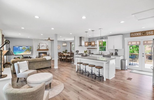 Woodstock House | Cozy and Comfortable-King Bed-1mile to Dtwn Woodstock