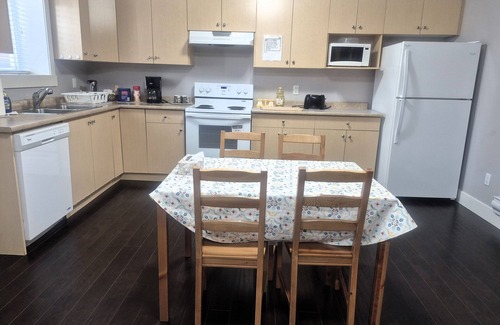 Guildford House | Cozy and Homey 2 BR Suite, 5 minutes to Highway 1 entrance.