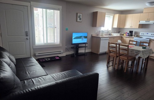 Guildford House | Cozy and Homey 2 BR Suite, 5 minutes to Highway 1 entrance.