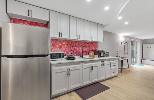 Wolf Trap Apartment | Cozy and Lux retreat near Tysons: King Bed, Games