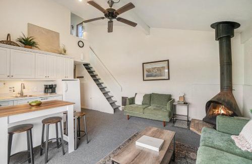 Gaylord House | Cozy and Newly Updated Townhouse on Lake Martin