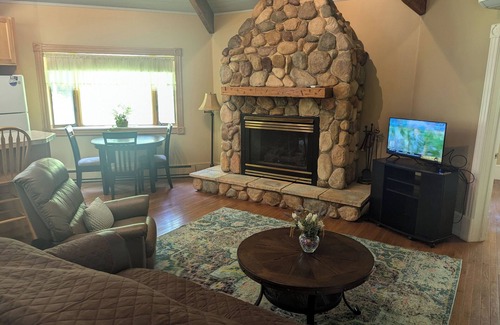 Rowland Cabin | Cozy and private cabin getaway with fireplace