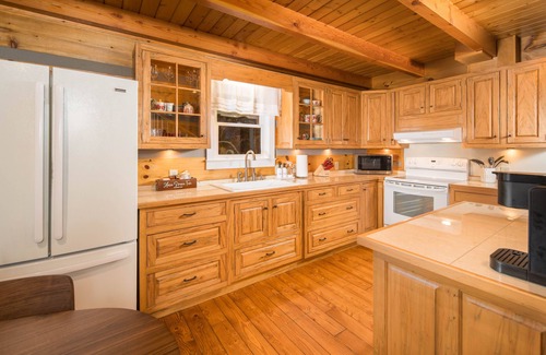 Deep Gap Cabin | Cozy and Romantic - Hot Tub - King Bed - Fireplace