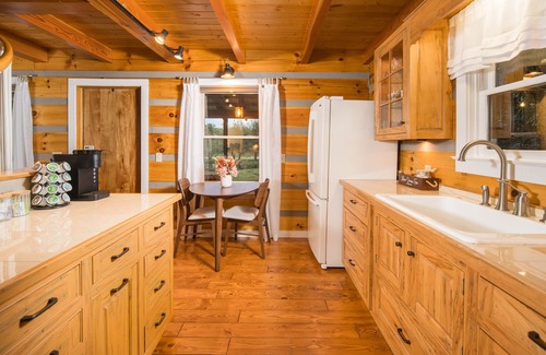 Deep Gap Cabin | Cozy and Romantic - Hot Tub - King Bed - Fireplace