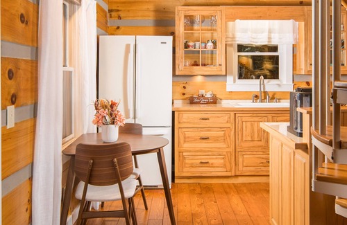 Deep Gap Cabin | Cozy and Romantic - Hot Tub - King Bed - Fireplace