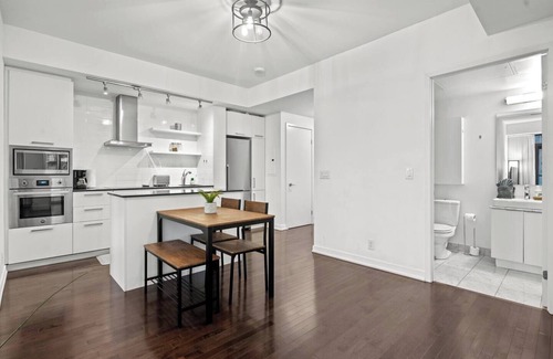 Central Waterfront Condo | Cozy and Sleep Modern Condo Heart of Downtown