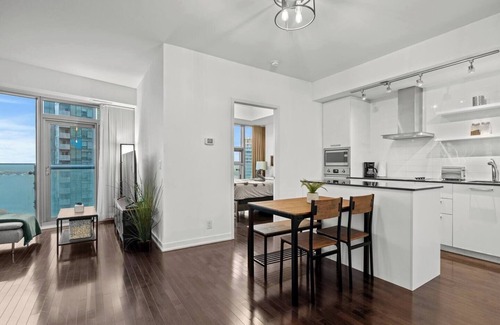 Central Waterfront Condo | Cozy and Sleep Modern Condo Heart of Downtown