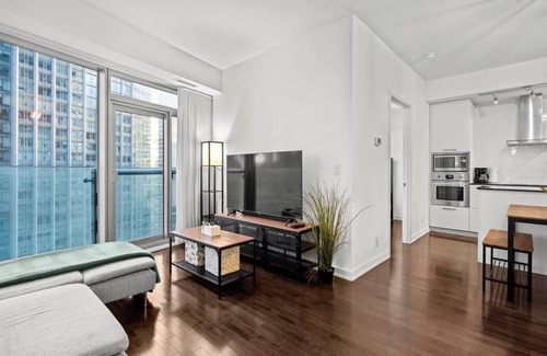 Central Waterfront Condo | Cozy and Sleep Modern Condo Heart of Downtown