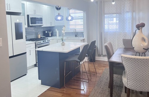 Eastwick House | cozy and stylish! minutes from airport, sports complex and other attractions