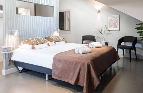 Oss House | Cozy and stylish room near Oss highlights, featuring convenient parking, high-speed WiFi,