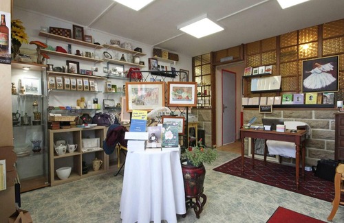 Segrie-Fontaine Apartment | Cozy Apartment Above Café Bookstore with Garden and Electric Bike Rentals