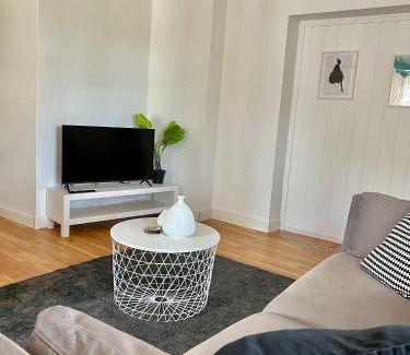 Jadraas Apartment | Cozy apartment in Jädraås nestled near the lake just 10 minutes from Kungsberget