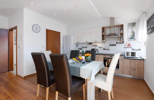 Nova Vas Apartment | Cozy apartment in Porec with WiFi
